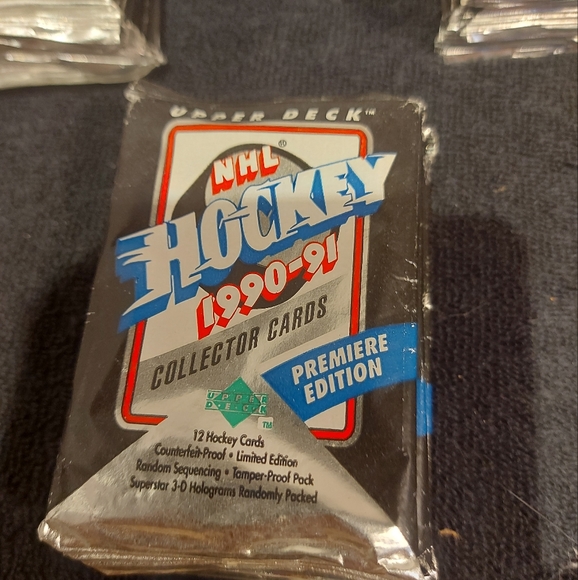 Large Lot of 31 1990-1991 Upper Deck Hockey Card Wax Packs Unopened Premier Edit - Picture 1 of 5